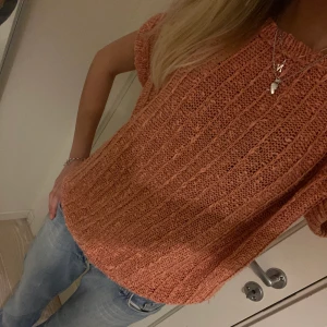 Kortärmad stickad tröja - Skitsnygg stickad tröja med korta ärmar, använd endast ett fåtal gånger❤️