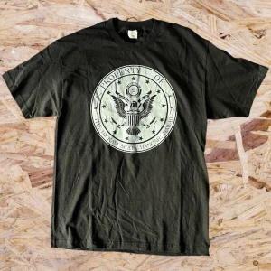 Hickam Hawaii T-shirt  - Hickam Skate Hangar T-shirt. Svart. Helt ny. Storlek L. Köpt på Hawaii.