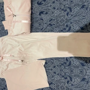 Mjukisset - Från Gina Tricot, färgen är baby rosa i verkligheten och den är knappt använd. Byxorna är i storlek M och koftan i S. 