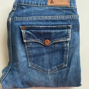 Low waisted fit star jeans - jätte snygga low/mid waisted jeans from H&M gamla kollektion! De är 40 cm tvärsöver vid midjan (ungefär 80 cm i midjemått)💓 säljes pga för stora för mig och lite för långa!