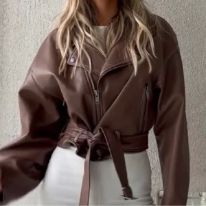 Brun skinjacka - Nästan helt oanvänd i nyskick säljer pga att den inte används💕storlek 36/S, köptes för 1000, peis kan diskuteras