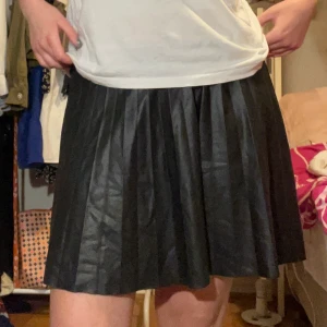 Skinnkjol - Supersnygg plisserad skinnkjol!!🫶🏼Är från zara barn men passar mig som är S-M annars pga stretchig! ganska skrynklig på bilden men bara att dra i tyget så slätar det ut sig.😊 