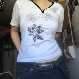 tshirt med tryck - söt tshirt med coolt tryck i svart och silver mysig som pjamas eller vanlig tröja:) köparen står för frakt men jag kan oxå mötas i stockholm!!! PRIS KAN DISKUTERAS 