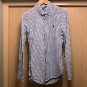 Ralph Lauren skjorta - Ljusblå/vitrandig Ralph Lauren skjorta. Storlek S, herrmodell, slim fit. Nyskick - inget slitage