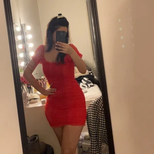 Röd klänning/ festklänning/ julklänning - Säljer denna URSNYGGA figursydda röda klänningen. Den är väldigt ohpolly liknande i designen. Man kan inget annat än att se snygg ut i den. Endast använd 1 gång. Stretchigt material. Säljer för att den tyvärr blivit för liten:(❤️köparen står för frakten❤️