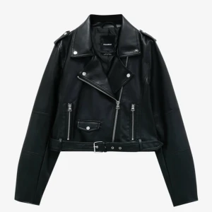 Pull&bear skinnjacka - Skinnjacka från Pull&bear i nyskick, använd 3-4 gånger💞 Strl xl men extremt liten i storlek så passar s/m och mindre om man vill ha oversize. Köpare står för frakt<3