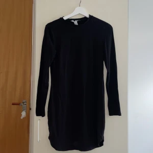 Nelly - En svart halv hals klänning från Nelly i storlek L men passar en M. 