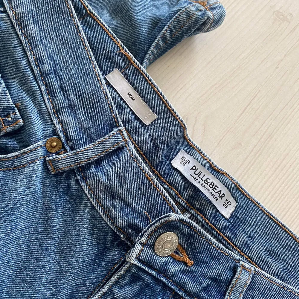 Worn several times, invisible abrasion from the pocket. Mom jeans. Jeans & Byxor.