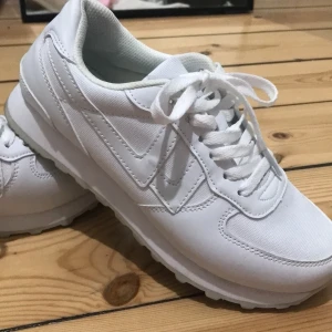 Vita sneakers - Så fina skor, perfekta till allt! 🤍Köpte dessa på plick, men jag har egentligen stl 40 så de passar inte 🫣Nypriset var 380kr, storlek 39💖