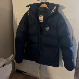 Så skön vinterjacka från Fjällräven!!! - Jättenajs jacka från Fjällräven köpt på NK för cirka 7000 kr💕😁Verkligen jätteskön att ha nu i vinter och varm!😊Den har används men fortfarande bra skick❤️‍🔥❤️‍🔥❤️‍🔥Skriv för fler frågor!