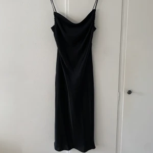 Klänning cowlneck - Klänning från zara med justerbar cowlneck i silkesliknande material. Något figursydd. Endast använd ett fåtal gånger. Frakt ingår ej i priset 