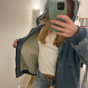 Vinterjacka - Snyggaste vinterjackan i denim med teddy material inuti! Denna är så varm och mysig på vintern och extra najs att den är oversized💙❄️ den är från herravdelningen men pssar unisex skulle jag säga!! köparen står för frakt