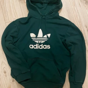 Grön Adidas hoodie <3 - Säljer denna Adidas hoodie i superfin mörkgrön färg 🖤 Använd men fint skick! Skriv privat om du har frågor 🖤