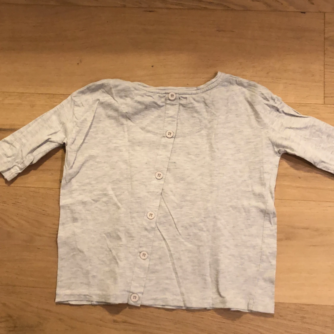 Vit tre fjärde delar med knapar där bak - 91