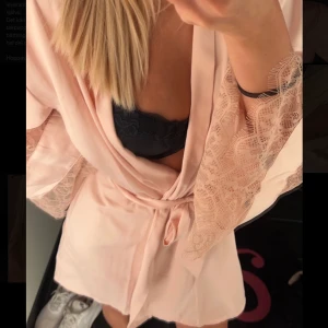 Jättefin, oanvänd rock från Hunkemöller💓 - Ljusrosa/beach färg💓 har hunkemöllers logga på ryggen med spetsdetaljer på ärmarna. Endast testad, säljer pga att den ej kom till användning. 