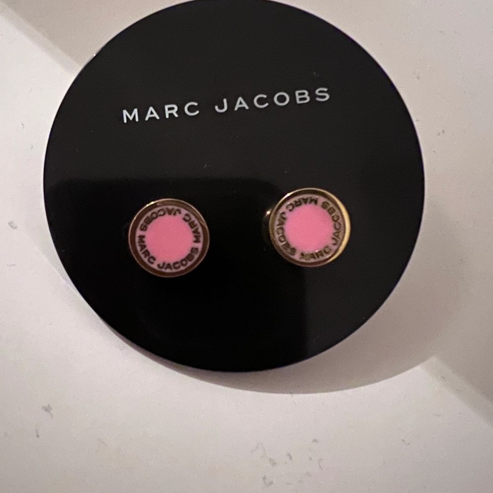 Rosa Örhängen Marc Jacobs | Plick Second Hand