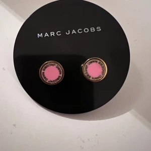 Örhängen Marc Jacobs  - Sparsamt använda  Rosa/guld  Ena staven är lite böjd men hindrar inte funktionen. 