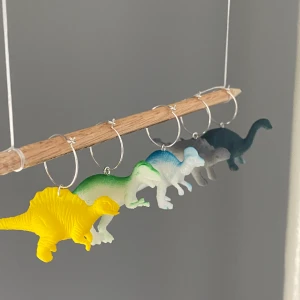 Dinosaurie-örhänge - Coolaste örhänget!!! 100kr/styck🥳 frakt ingår!hänget finns i tre modeller! Matcha som du vill🦕🦖