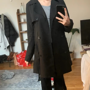 Svart kappa  -  svart kappa i storlek S 