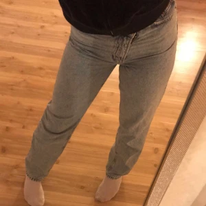 Mid waist jeans från hm 💙 - Snygga mid waist jeans från hm som inte kommer till andvändning priset går att diskutera! Skriv för fler bilder och vid minsta lilla fråga!!💙💙 ni står för frakten men är osäker på vad den är  Jag är 1,65!!!!!!!❤️❤️