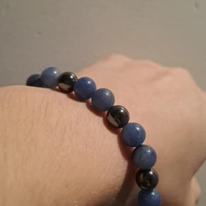 Ädelstens armband  - Gjort av riktiga ädelstenar därav priset.  En liten gåva kommer med varje beställning. Vuxen storlek.