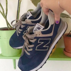 New balance, strl 37-38 - Helt sprillans nya new balance som tyvärr blev för små för mig, strl 38,5 men jag skulle säga mellan strl 37 och 38. Nypris från zalando är 1000 kr, mitt pris är 600 + frakt. Hör av dig om du vill ha mer bilder på skorna! :)  Kan gå ner i pris en aning!