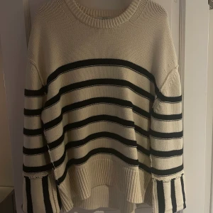 Dagmar stickad, randig tröja - Väldigt fin stickad tröja i 75 % bomull och 25 % nylon från Dagmar. Köpt på Vallgatan 12 i Göteborg. Utsvängda ärmar. Nypris 2200 kr. Varm och mysig! 🪷🧚🏼‍♀️🩰🪅💋🌼