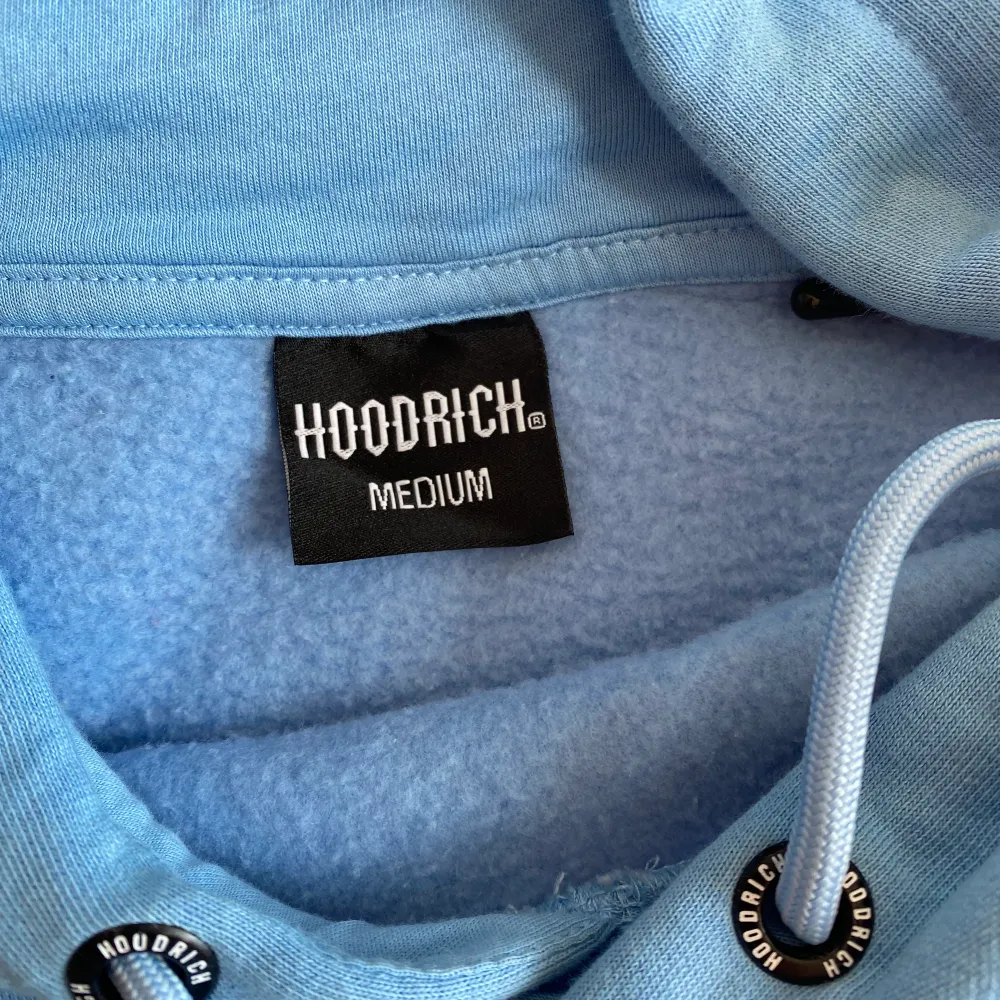 Blå hoodrich tröja. Köpte den för 800kr, säljer den för 650kr. Har aldrig haft på mig den. Säljer den pga den är för stor för mig. Pris kan diskuteras.. Hoodies.