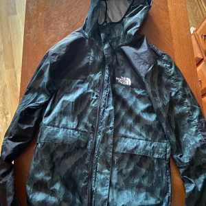 North face vindjacka  - Storlek S. Vid frågor kontakta mig vi pm. 