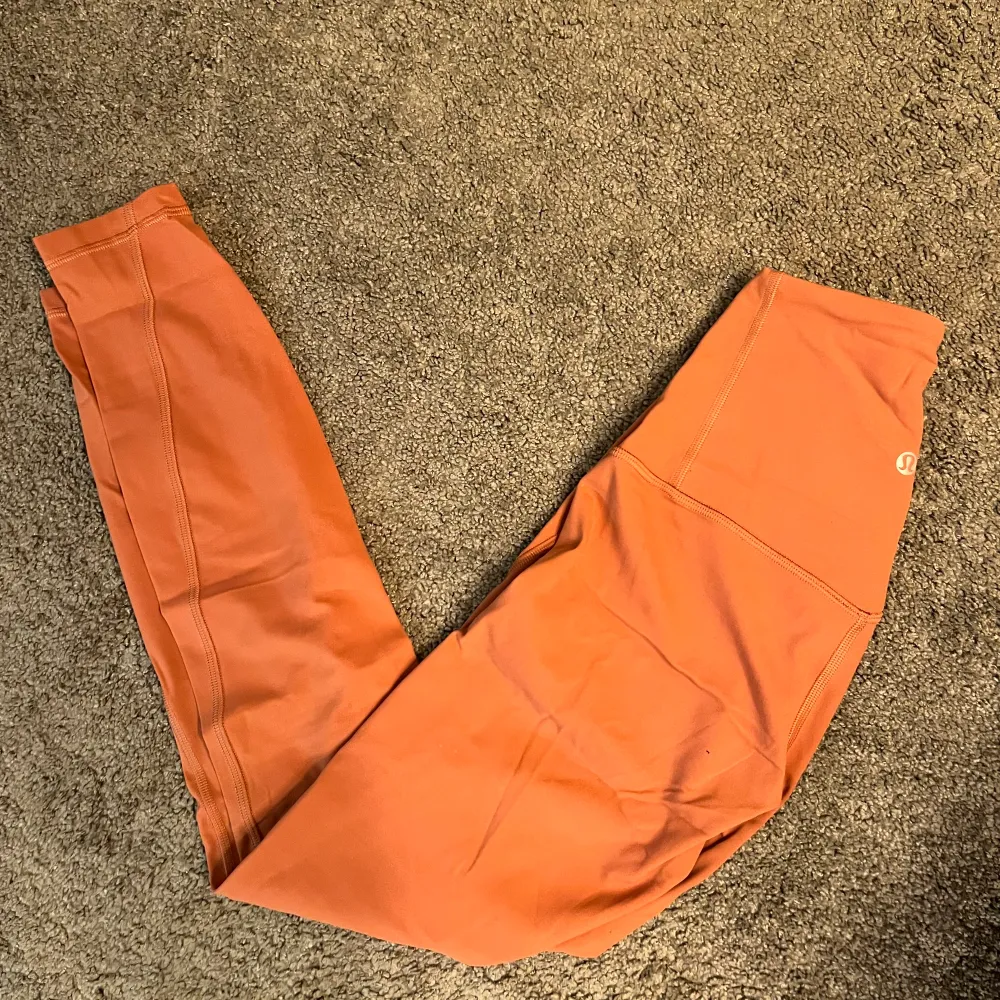 Orange/rosa tights från Lululemon. Oanvända, enbart testade.. Hoodies.