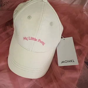 Vit my little pony Keps som kahblz åt💕 (Ny!✨) - Säljer min Vita keps keps med ross my little pony text tököpt på Afound helt oanvänd med prislapp kvar 💕nypris 149 kr! Kan även mötas i Malmö ☺️