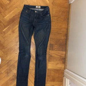 ACNE JEANS ”flex s raw”, 26/34 - Fint inslitna men hela och fina. Mycket sköna och sitter perfekt!
