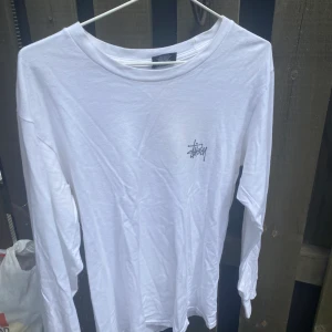 Stussy långarmade t-shirts - Stussy Långarmade t-shirts  Storlek  Skick 8/10   storlek S  250kr st exkl frakt