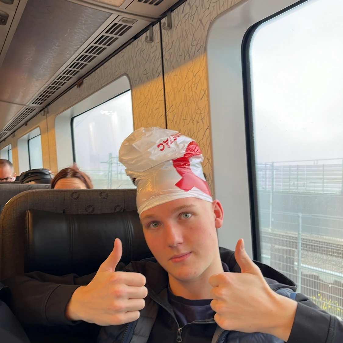 Unik tåg hatt i moncler plast  - 90