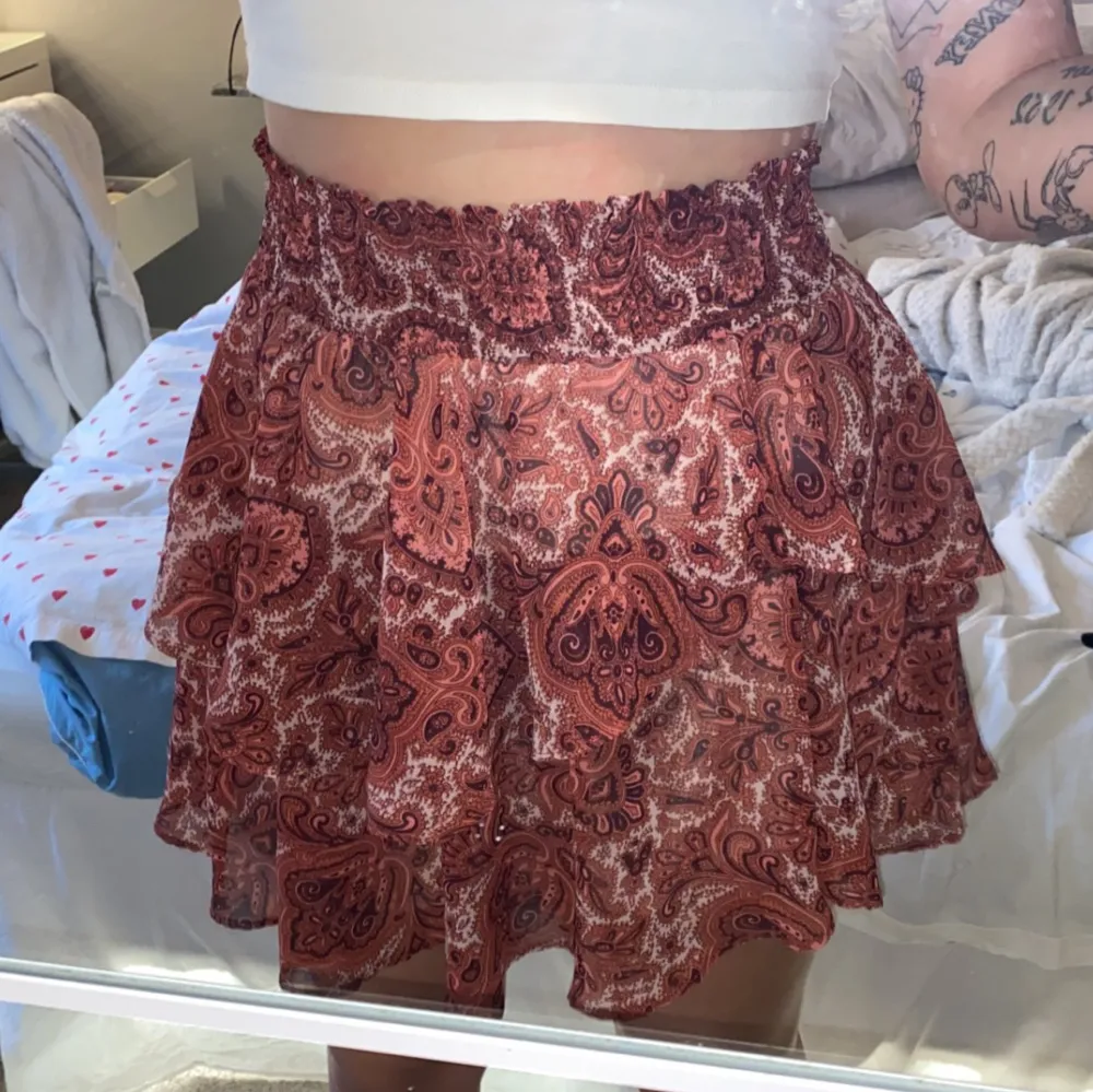 jättefin kjol från gina med ett snyggt mönster. Kjolar.