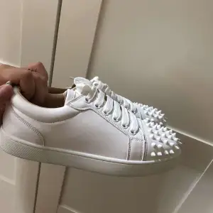 Christian Louboutin Skor. Helt nya, då jag fick de i present har jag tyvärr inte kvar kvitto. Skriv till min insta ginaassiaa för mer info då plick av någon anledning tar bort mitt konto. 