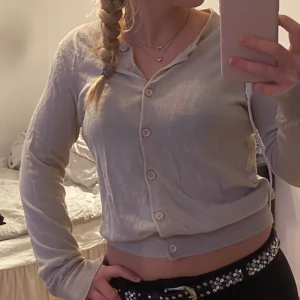 filippa k kofta - beige rosa kofta från filippa k! storlek L men alla filippa k kläder är lite små i storlekarna💕💕 perfekta basplaggen man måste ha i garderoben!⚡️