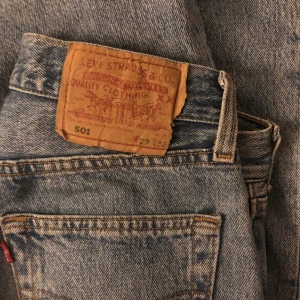 Levis 501  - Jättenice vintage 501or som tyvärr blivit för små för mej:/ Står W29 och L32 men tvek om det stämmer .. Jag är 164 cm lång och de är perfekta för mig i längden, skulle säga att de passar en 34/36 i vanlig byxstrl.