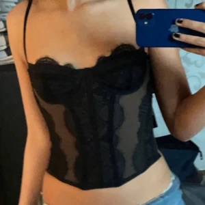 Svart Korsett top  - Intressekoll på min svarta korsett top från Urban outfitters som jag älskar. Köpte i somras. Pris kan diskuteras men eftersom den var ganska dyr och jag är lite tveksam om jag vill sälja så säljer jag 100kr billigare