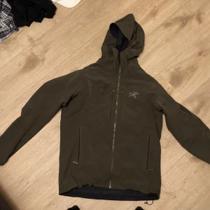 Säljer arcterexy jacka - Säljer nu min acrteryx jacka eftersom jag har tröttnat på den den är använd men i fint skick det är bara att fråga frågor om det är något