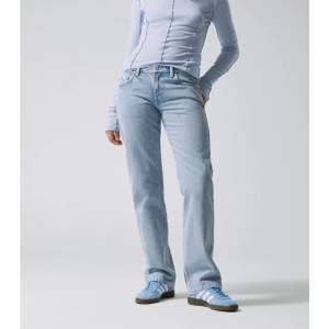 Low waist Arrow Weekday jeans i färgen summer Blue! Super populära och slutsålda Ny pris 590kr Säljer för att jag har för många jeans (Om man vinner budgivningen MÅSTE man köpa jeansen)