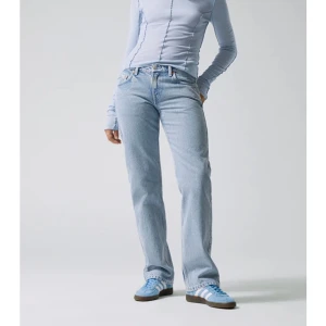 Weekday Jeans - Low waist Arrow Weekday jeans i färgen summer Blue! Super populära och slutsålda Ny pris 590kr Säljer för att jag har för många jeans (Om man vinner budgivningen MÅSTE man köpa jeansen)