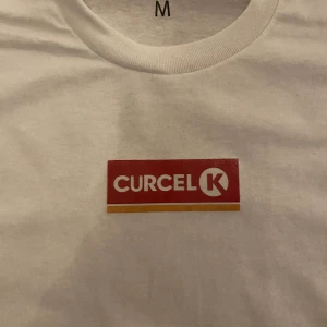 Curkel K T-shirt - Har du nånsin sätt en curkel K, mitt i stan utan benzein och däizzel!!??? Finns i alla storlekar, skriv för mer info, hemmagjord tvättas i 30grader