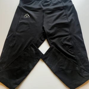 Active Fit fint skick leggings - Storlek L Vill man köpa fler kläder så samfraktar jag. Eller om man vill ha fler träningskläder så får man köpa fler till ett billigare pris. 