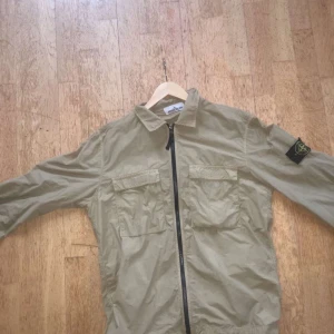 Storlek m - Säljer min jacka för den har blivit för liten. Kan tänka mig 500, men vid snabb affär kan priset diskuteras 