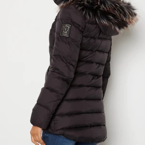 Vinterjacka  - Storlek s. Använd och köpte den för 1800kr.  Den har blivit lite bränd på ena nedre delen men det har blivit snyggt lagat men det har orsakat att ena fickan inte går att lägga ner saker i. Annars är den fin och i bra skick 