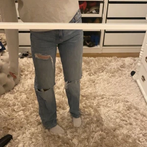 Jeans  - Säljer dessa jeans, köpta på Gina tricot för 500💋 Säljer eftersom att de inte kommer till andvänding längre! Jätte fint skick då de bara är andvända ungefär 3 gånger. Storlek 34 men skulle säga att de passar som 36or med!❤️❤️