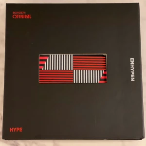 Border: CARNIVAL - enhypen - Säljer mitt enhypen border carnival album på grund av att jag förlorat intresse av gruppen! allt följer med!