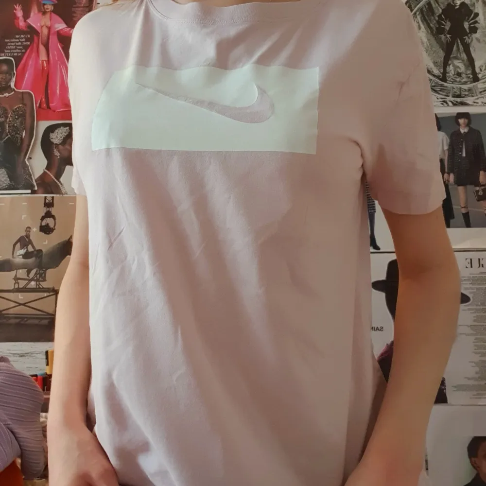 Ljus rosa Nike t shirt Storlek M, men skulle passa alla från S-L Bra skick, använt bara 3 gånger Perfekt för att gymma i Möts upp i Stockholm !Tryck inte på köp nu!. T-shirts.