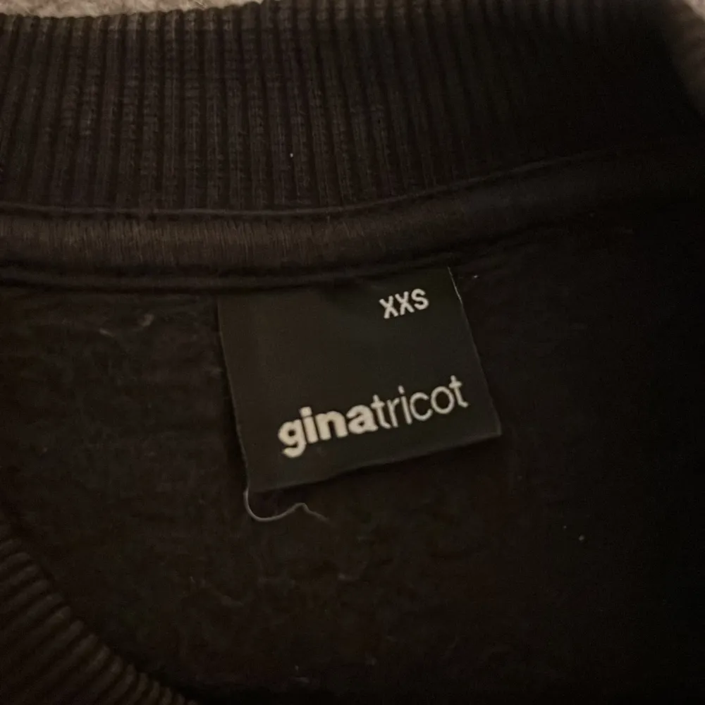 sweatshirt från ginatricot, ginatricot  80kr + frakt ❣️ står ej för postens slarv . Tröjor & Koftor.
